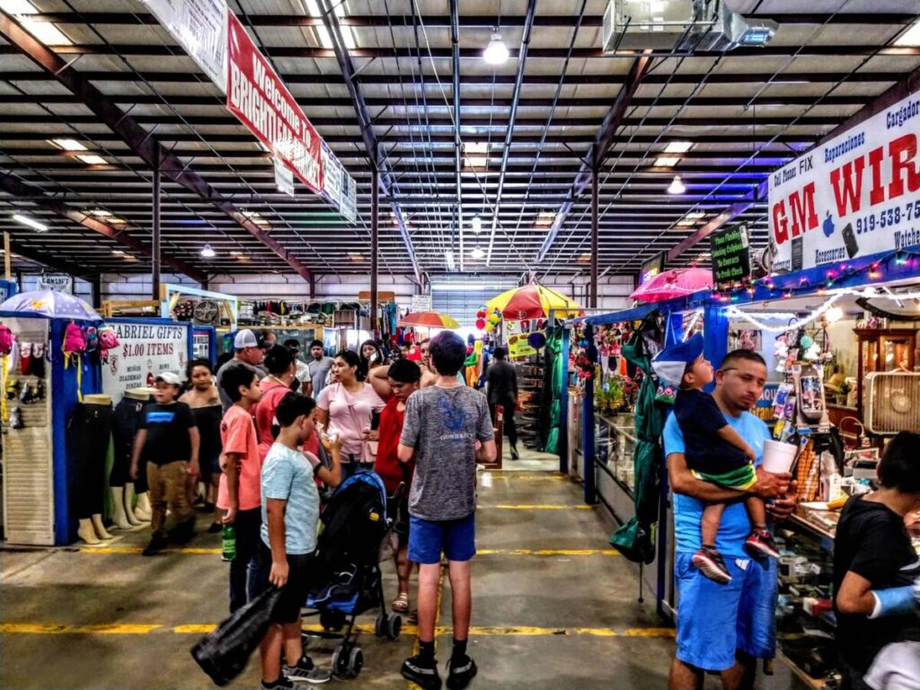 Whether you’re looking for a funky piece of artwork or furniture to jazz up your home’s interior or a one-of-a-kind gift for a loved one, a flea market is an excellent place to start your search.